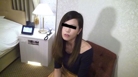 Asiatisk pige Momoka Oyama har sex i sengen med sin mandlige ven