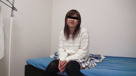 アジアの女の子、上田夏美は膣ファックの後に中出しを披露する