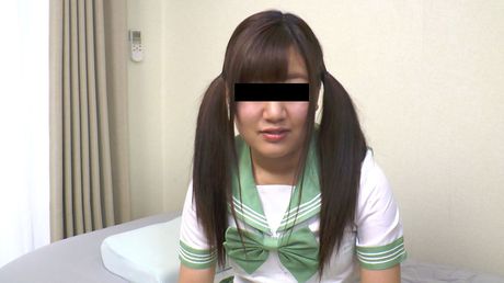 亞洲女學生 Natsuno Aki 在將雞巴插入她的陰道之前先吸吮它