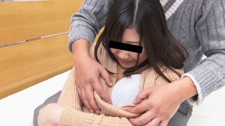 Asiatisk teenager Chihiro får sin fisse slikket og kneppet af en liderlig fyr