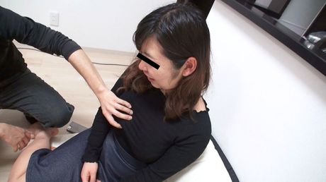 亞洲女孩 Kawai Yoko 的巨乳和陰戶在單人遊戲中被幹