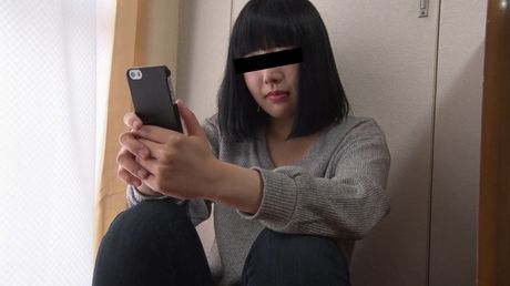 アジアのママ相原優香は彼女の大きな胸を見せて、ソロで犯される