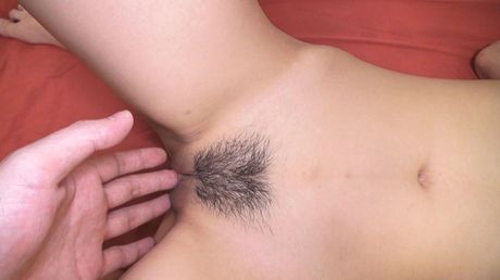 小さなおっぱいを持つアジアの美しさ大森なおみは、良いセックスの後に中出しされる