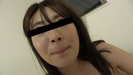 大きなお尻を持つアジアの女の子は彼女の膣に詰め込まれ、中出しされる