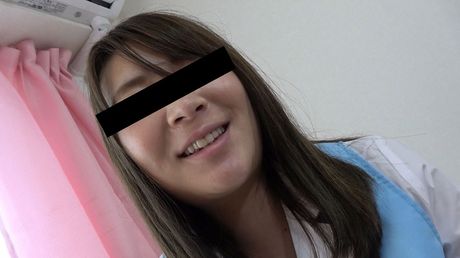 大きなお尻を持つアジアの女の子は彼女の膣に詰め込まれ、中出しされる