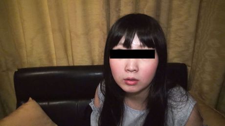 Asiatisk dukke Kudo Rie sutter en pik, før den går ind i hendes fisse