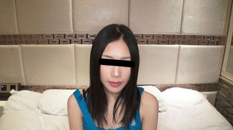 亞洲女學生 Tomomi Minowa 在床上用假陽具做愛