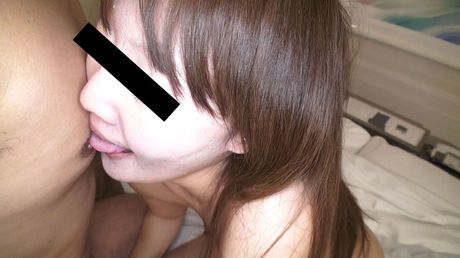 Asiatisk teenager Nakamoto Yuko bliver nøgen, før hun onanerer med en vibrator