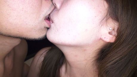 Asiatisk teenager Nakamoto Yuko bliver nøgen, før hun onanerer med en vibrator