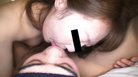 Asiatisk teenager Nakamoto Yuko bliver nøgen, før hun onanerer med en vibrator