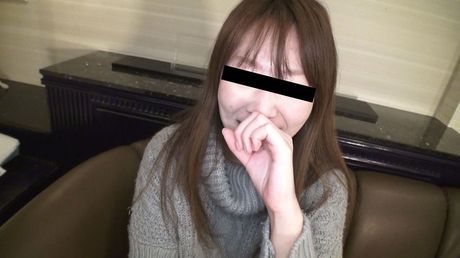 Asiatisk teenager Nakamoto Yuko bliver nøgen, før hun onanerer med en vibrator