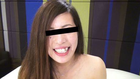 Asiatisk dukke Momoka Oyama suger en dildo efter den var i hendes fisse
