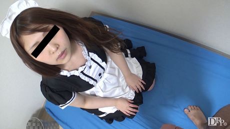 棕色眼睛的亞洲寶貝 Kadokura Megumi 展示她的大乳房和姿勢