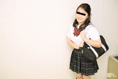 亞洲女學生 Arai Yuri 在教室裡被塞滿陰部