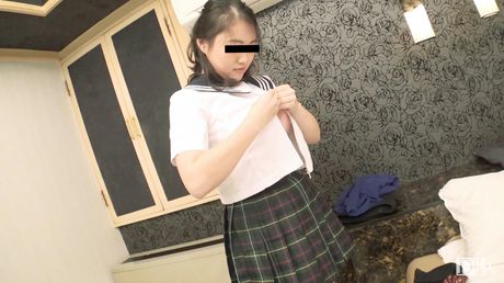 亞洲女學生 Arai Yuri 在教室裡被塞滿陰部