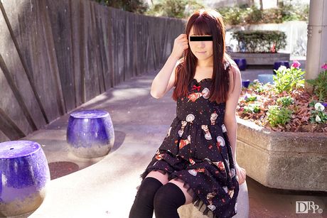 亞洲寶貝 Mai Araki 在將雞巴插入她的陰道之前先吮吸它