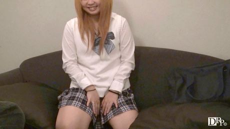 Skolepigen Miyuki Ito får sin fisse leget og knytnævet af sin lærer