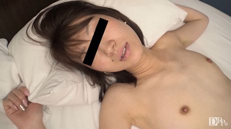 亞洲美女 Chisa Takigawa 的陰部被塞滿並被射精