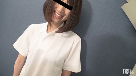 亞洲美女 Chisa Takigawa 的陰部被塞滿並被射精