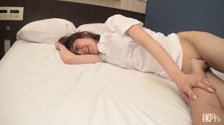 亞洲美女 Chisa Takigawa 的陰部被塞滿並被射精