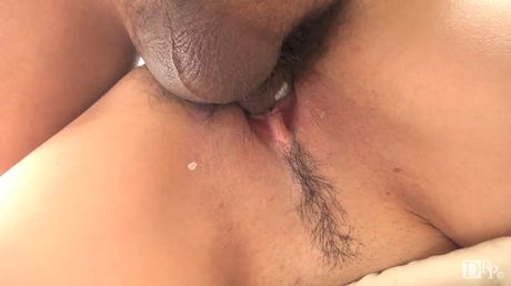 アジアンドールのマサキは、興奮した男にマンコを満たされます