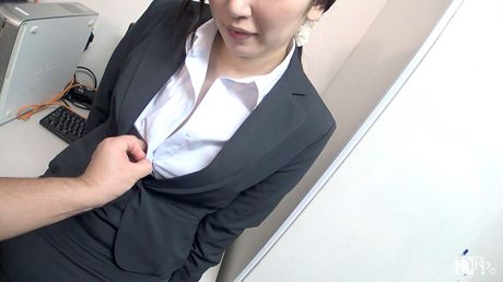 アジア人ビジネスウーマン伊賀恵子が欲情した顧客に犯される