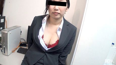 アジア人ビジネスウーマン伊賀恵子が欲情した顧客に犯される