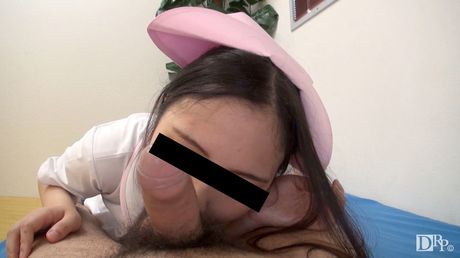 亞洲護士 Ryoko Honjo 的陰戶被大雞巴塞滿