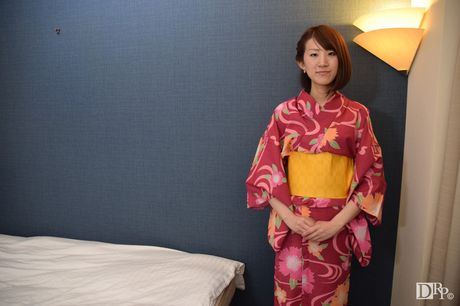 瘦亞洲女孩 Chisa Takigawa 被白人男人內射