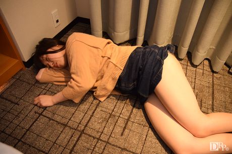 色情明星 Hikaru Kojima 在一次激烈的性愛後被內射