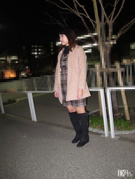 アジアのカバーガール、松川ことみが小さなおっぱいを披露し、おもちゃに乗る