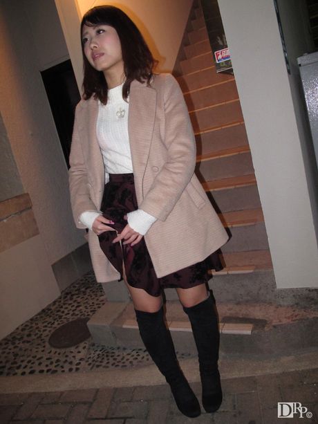 アジアのカバーガール、松川ことみが小さなおっぱいを披露し、おもちゃに乗る