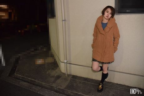 Tynd japansk teenager Mana Imori får sin fisse kneppet