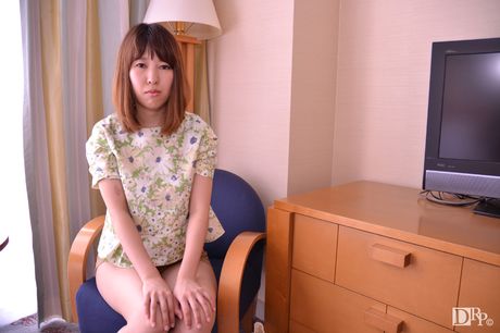 アジアの美しさ岸本杏は膣ファックの後に彼女のお尻に射精を受ける