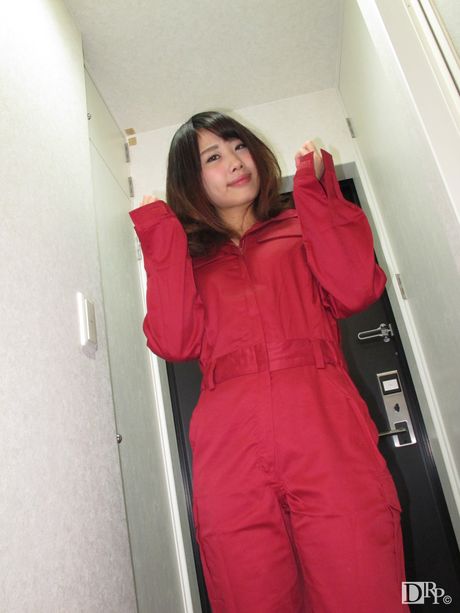 アジア人メイドの松川ことみが彼女の巨大なお尻を見せ、彼女の猫をおもちゃで遊ぶ