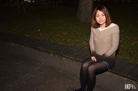 亞洲寶貝川田咲在床上赤身裸體，然後用手指操她