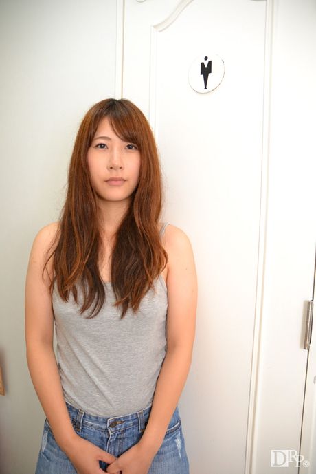 亞洲少女 Hiroko Kayama 在公共廁所做愛