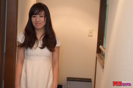 アジアの女の子伊藤理沙は彼女の小さなおっぱいを見せて、彼女のふさふさした陰部をこすります