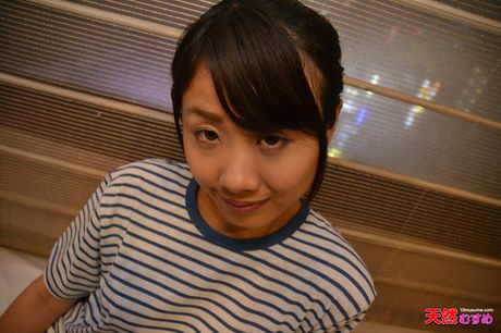 亞洲女孩 Miki Satonaka 炫耀她的小乳房並獨自進行性交