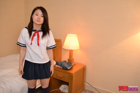 女子高生の平田くるみが大きなチンポでオマンコを満たされる