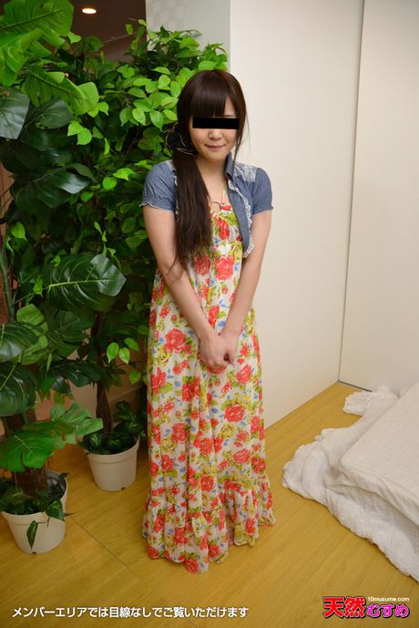 Brunøjede Shiraishi Yumi er en japansk lækkerbisken, der elsker at få sin twat fyldt