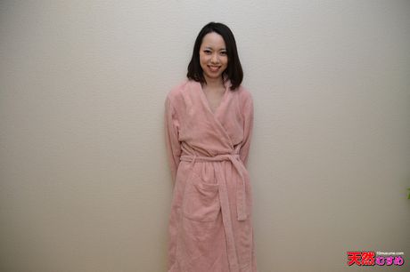 亞洲寶貝 Mika Aoyama 脫光衣服，在沙發上被幹