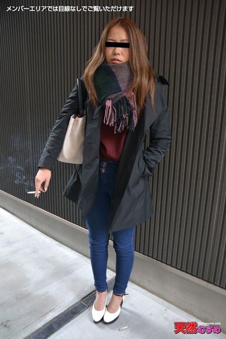 Asiatisk dukke Tanaka Yukina kommer ovenpå under sex med en stor hvid pik