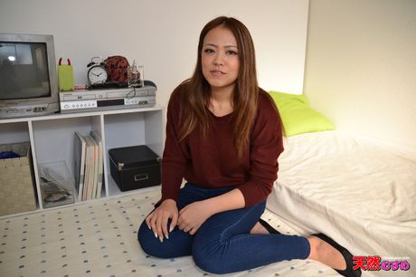 Asiatisk dukke Tanaka Yukina kommer ovenpå under sex med en stor hvid pik
