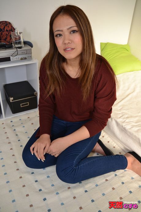 Asiatisk dukke Tanaka Yukina kommer ovenpå under sex med en stor hvid pik