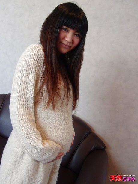 Asiatisk kone Makoto fremhæver sine store bryster og leger sin fisse i en solo