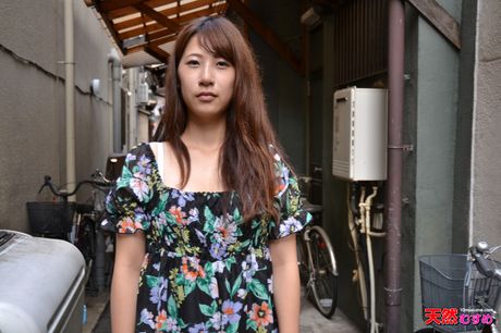 亞洲美女 Hiroko Kayama 的毛茸茸的陰部被一個淫蕩的男人操了