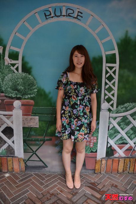 亞洲美女 Hiroko Kayama 的毛茸茸的陰部被一個淫蕩的男人操了