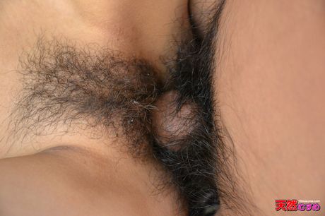 亞洲封面女郎 Mayu Ayase 在跨種族性愛前脫光衣服