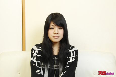 亞洲美女 Hinano 脫掉衣服並玩弄她的陰部